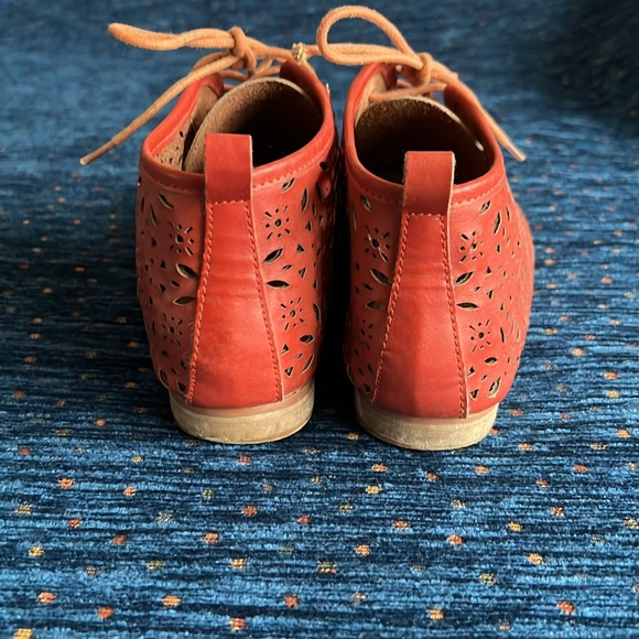Crown Vintage size 9 rusty-Red Lace Up Boots with Intricate laser-cut Design - Picture 4 of 9